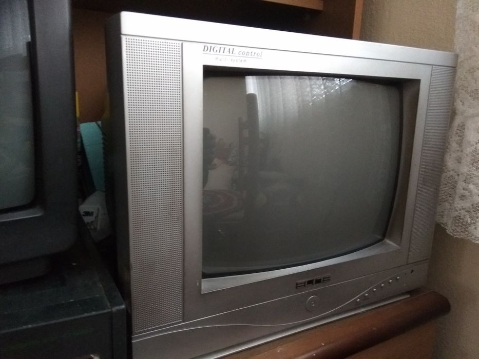 Телевизорчета жвц и елит 14 инча