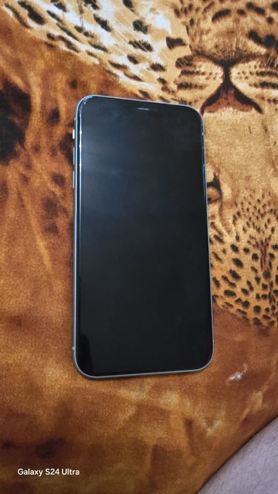 Айфон 11-64gb отключен към всички