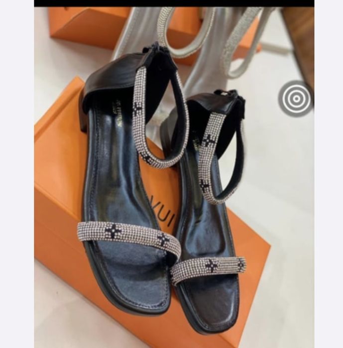 Продам сандали женские