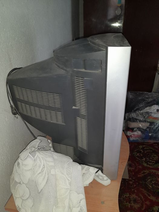 Продам Телевизор LG Flatron с тумбой.