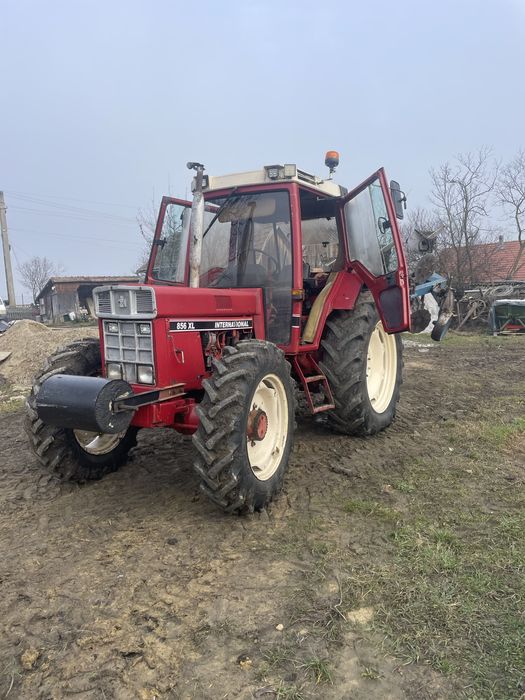 Tractor case international 856 xl cu tot cu plug rabewek 3 cormane