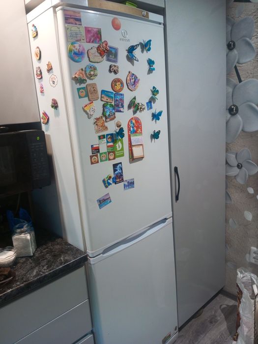 Холодильник Индезит.