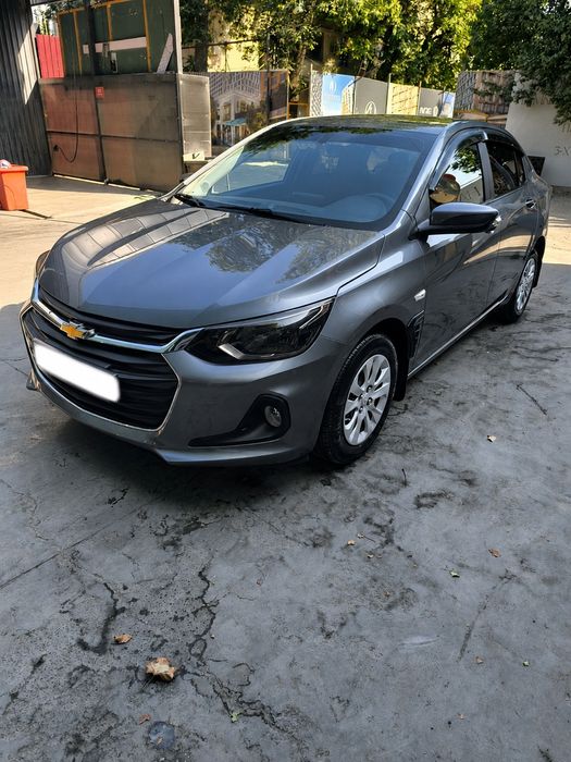 Автомобиль Шевроле оникс