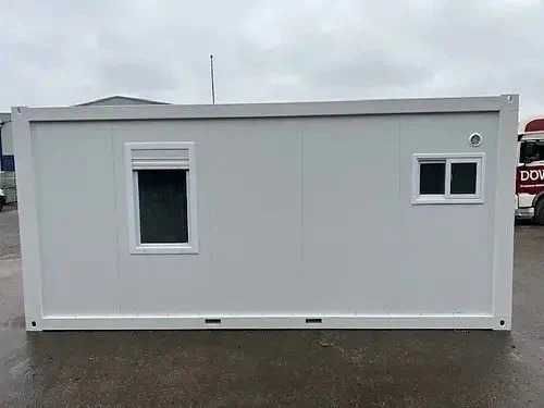 Container transformat în birou cu baie și spațiu de depozitare