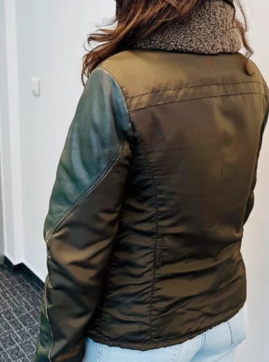 Geaca de piele superba, marimea S-M, culoare verde/kaki