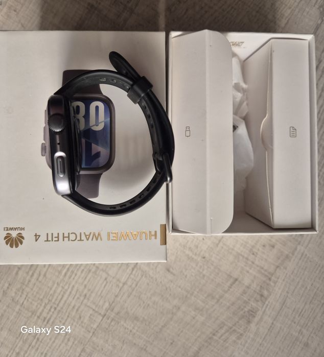 Часовник Huawei Fit 4