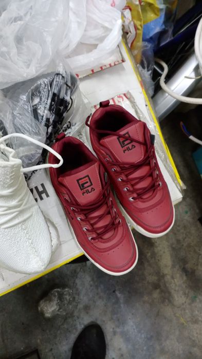 Продам белые кроссовки кожаные