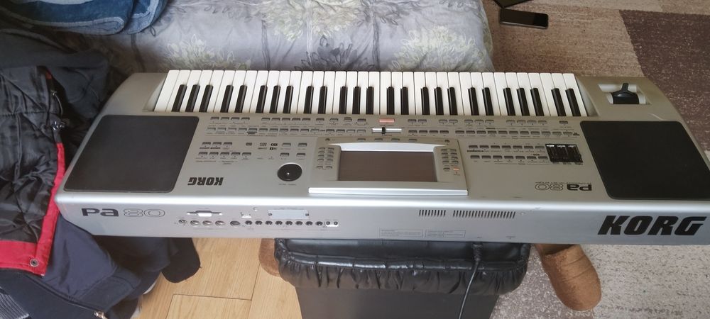 Продавам . KORG PA 80