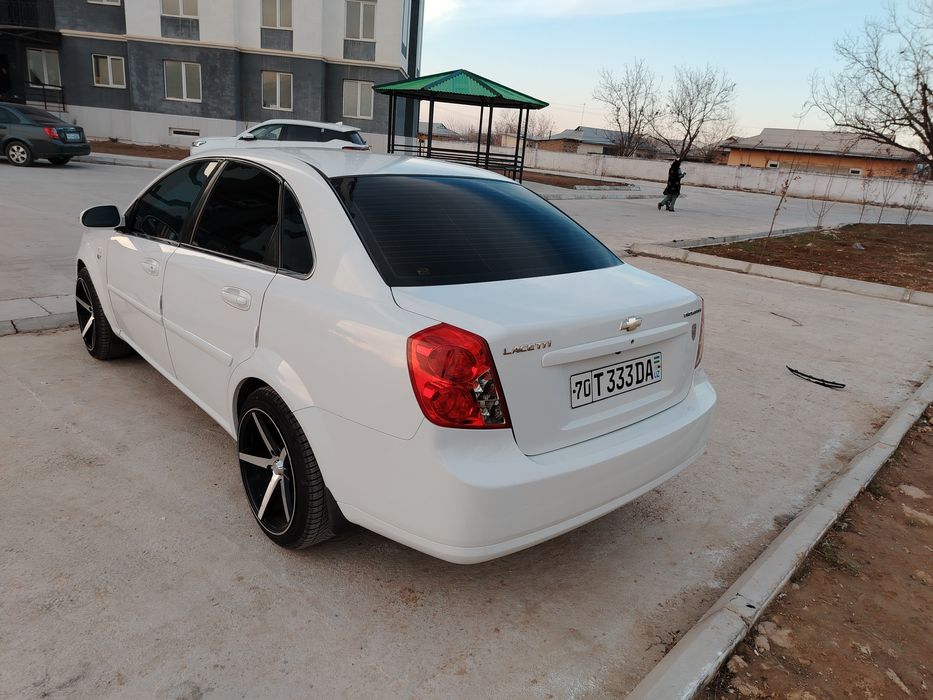 Lacetti 1.8   tez sotiladi