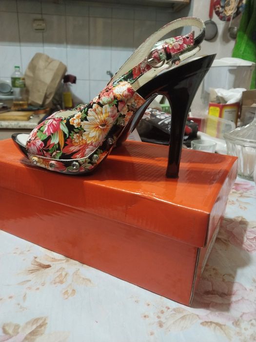 Продам босоножки