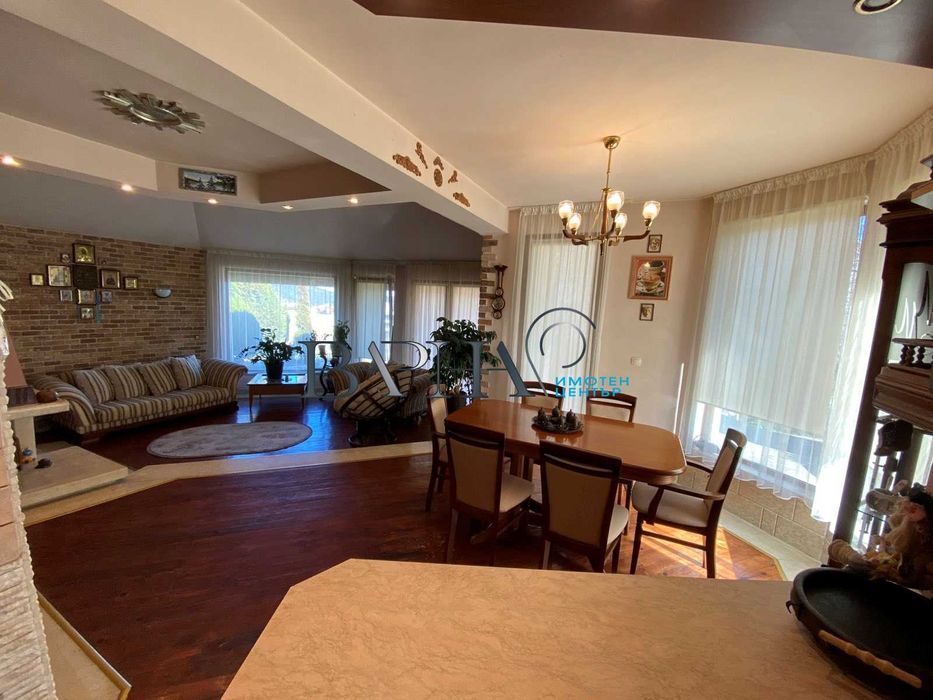 Обзаведена триетажна къща във Виница