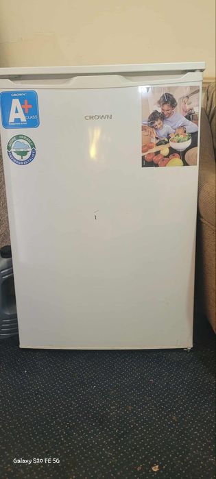 Продавам малък хладилник на марката Crown