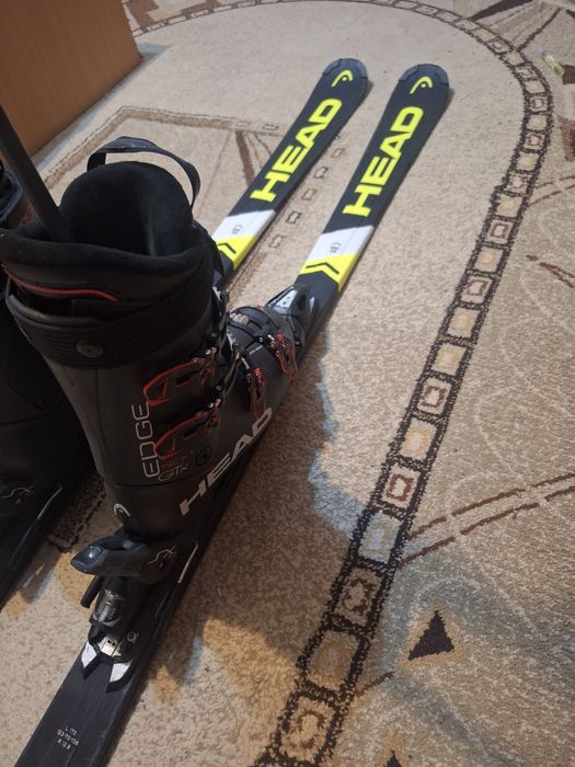 Vând schii ,clapari ,bete