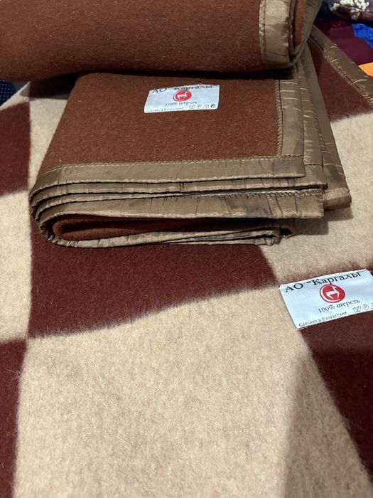 100 % верблюжья шерсть, легкое. Советского качества. Количество -3 шт.