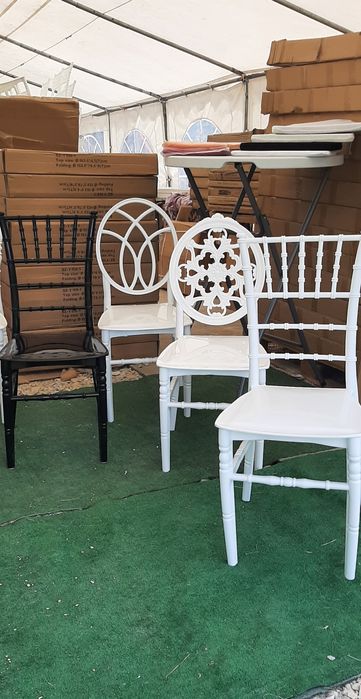 Vindem diferite modele de scaune chiavari și mese noi!