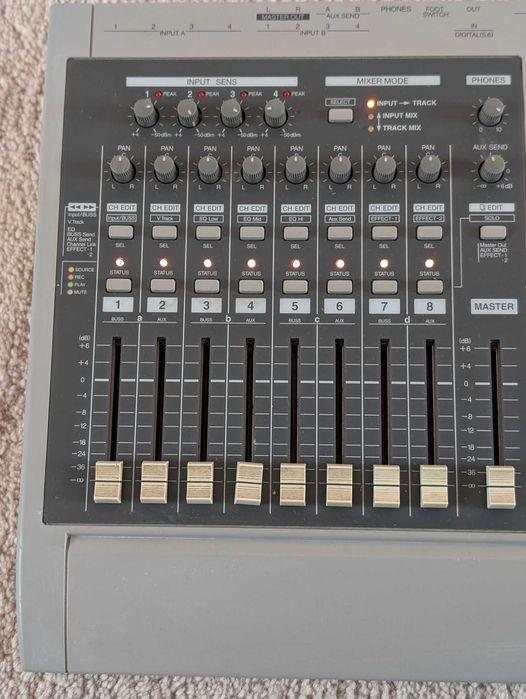 Roland Digital Studio Workstation VS-880 Multitrack