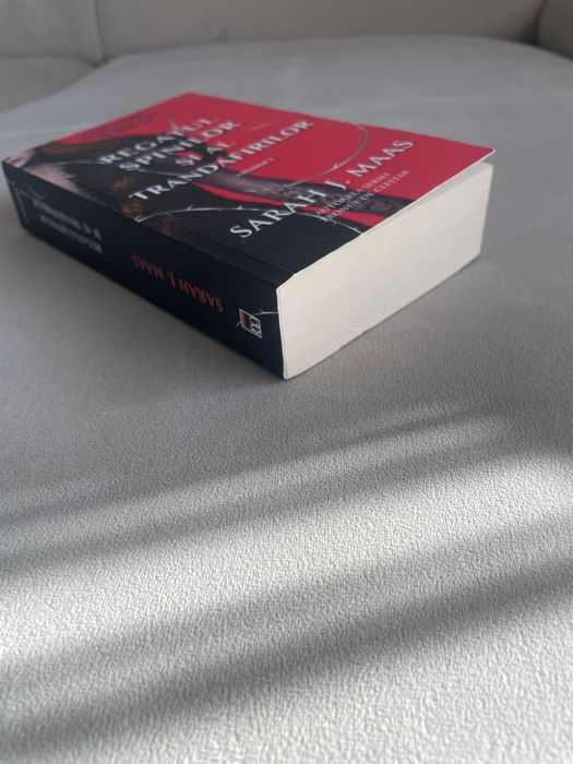 Regatul spinilor si al trandafirilor, paperback

Carte