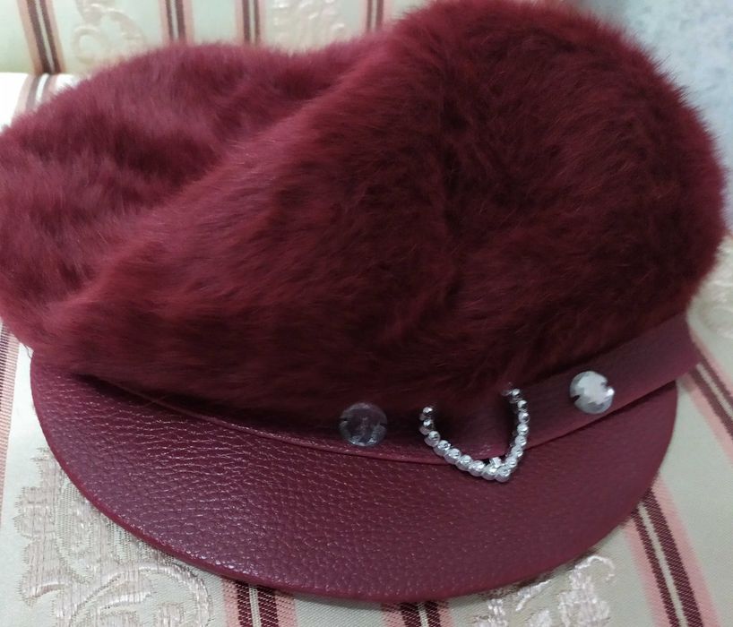 Женские две кожаные  и ангоровая зимние кепки