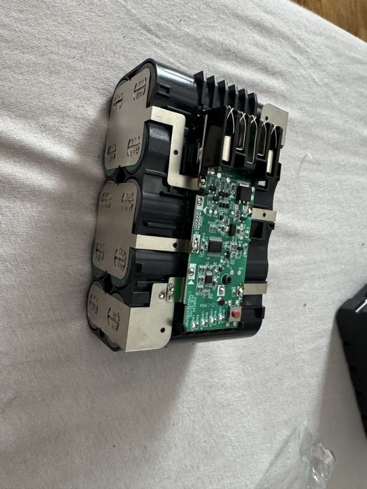 Vand acumulator milwaukee m18 de 10 ah cu celule lg