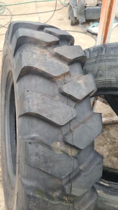 Cauciucuri excavator 11.00R20 și 10.00R20 cu detrapanti