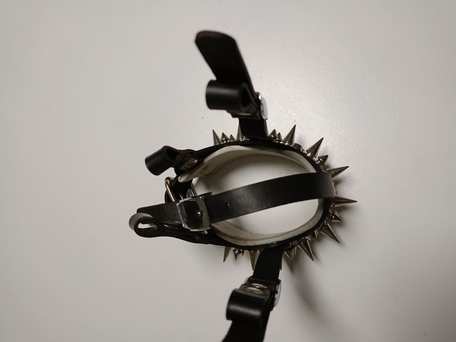 Намордник от естествена кожа с шипове