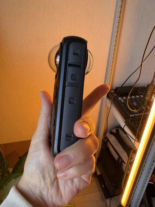 Продаю Insta360 X4