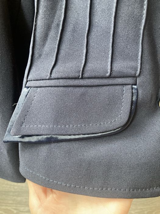 Продам пиджак на девочку 1-3 класс .