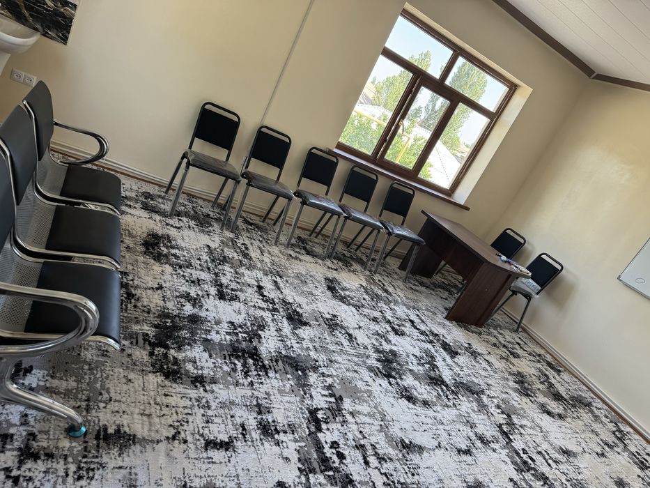 Нурафшон шахар марказида алохида турган бино