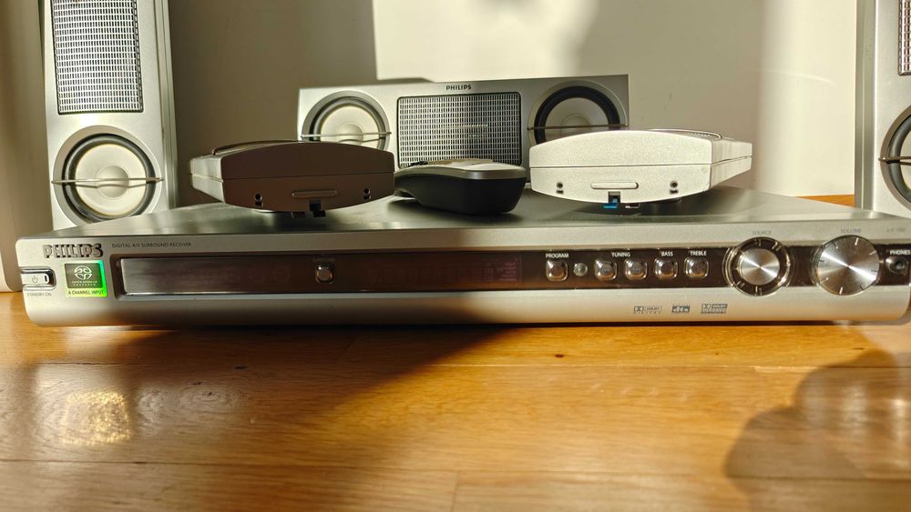 Домашна кино система Филипс home theatre Philips LX-700 + подарък - DVD player DVP 5960