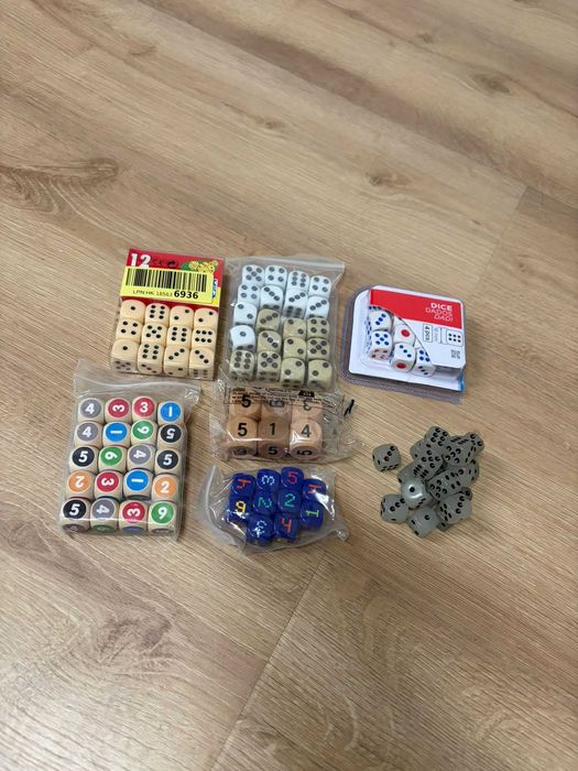 Pachet aproximativ 70 zaruri, modele diferite, unele fosforecente,noi