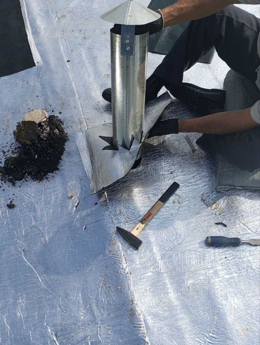 Покрытие крыши Фольгоизолом с гарантией от фирмы.