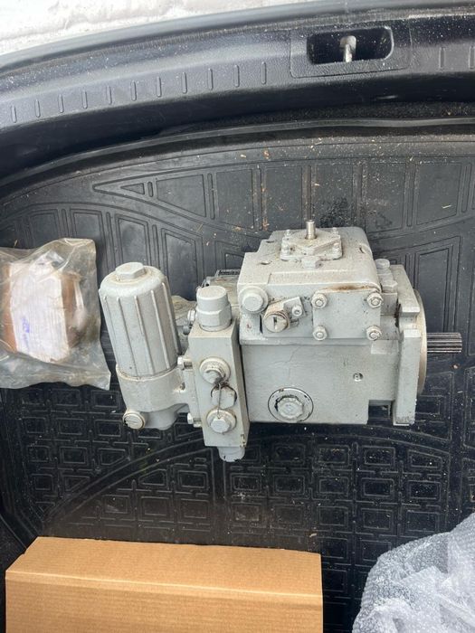 на мини погрузчик МКСМ-800 новый гидроматор МКРН и новый гидронасос