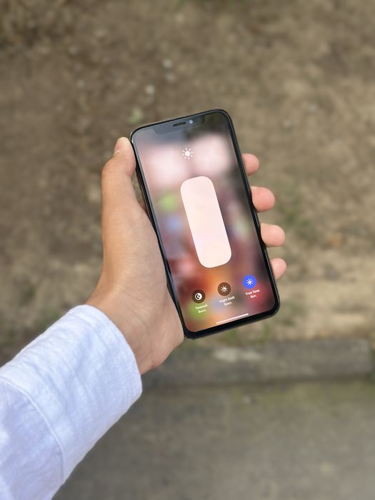 iPhone Xs Gold.