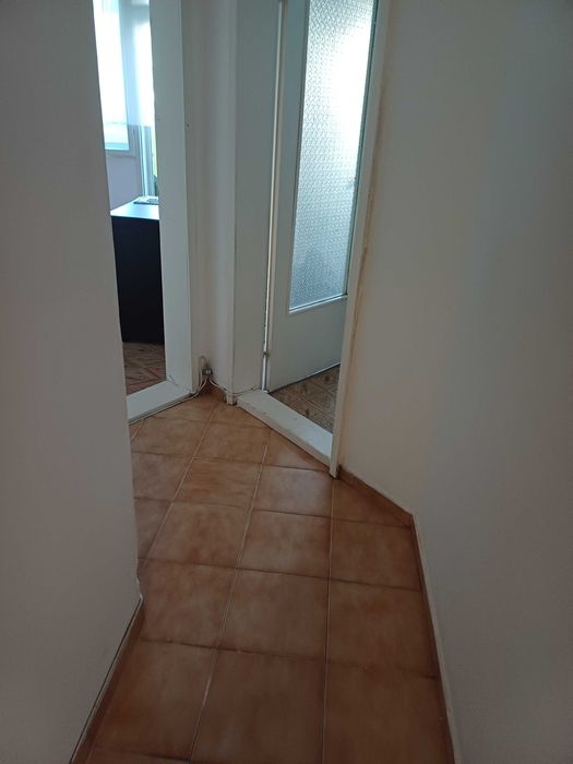 Давам под наем тристаен апартамент  в района на Спортна зала в гр.Варна за 600евро/1173.50лв.