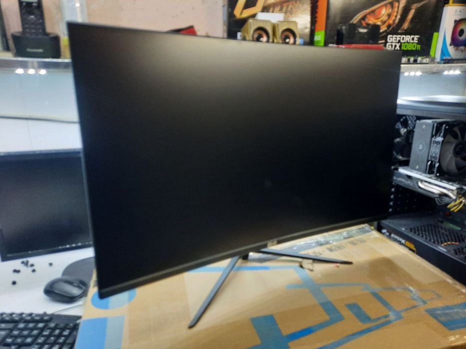 Yangi manitor sotiladi 27 curved 75 hz.manzil  Sirdaryo viloyati