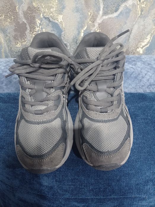 Продам кросовки Asics 38 размер (написано 39)