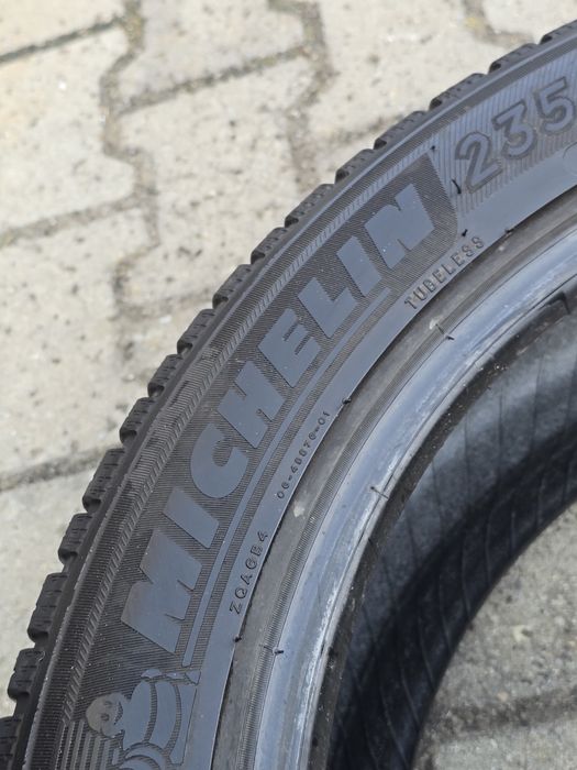 235 50 18 Michelin