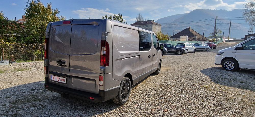 Renault Trafic III 5-6 locuri si marfa AC 2015 rate prin TBI