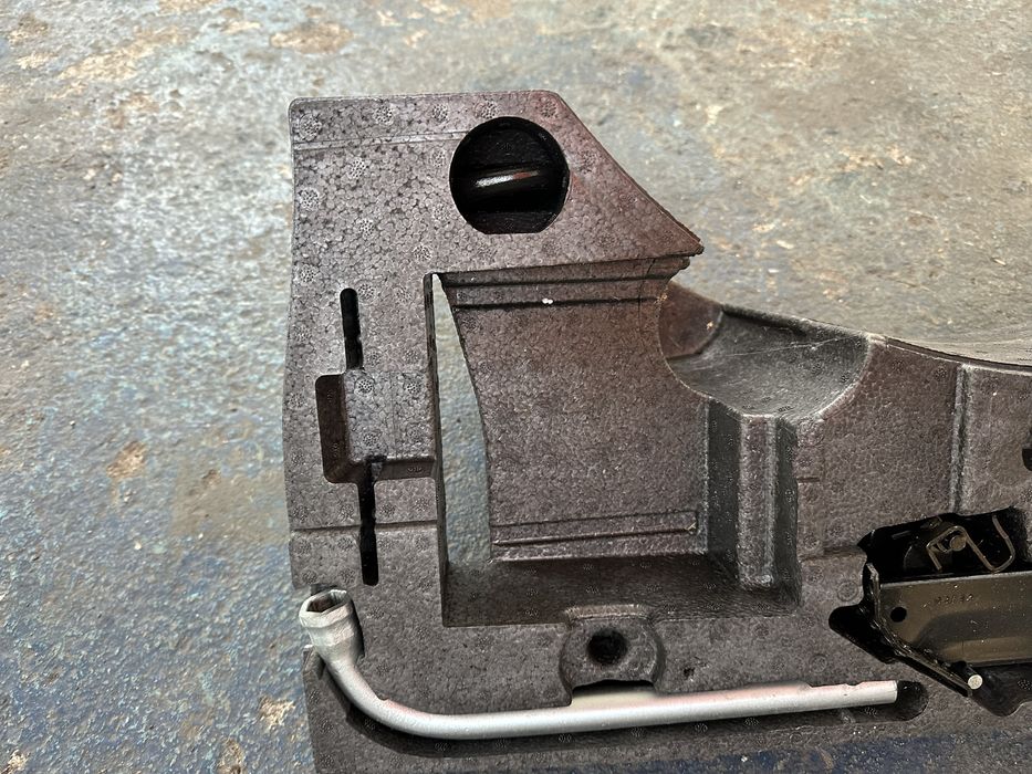 Trusa rezerva cric cheie carlig vw passat b6 b7 cc