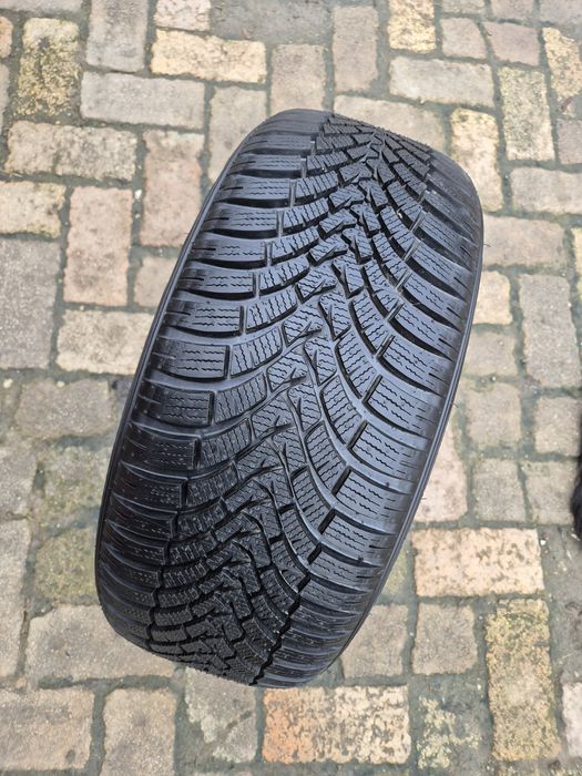 O bucată 225/45 R17 M+S iarnă - una Continental Falken