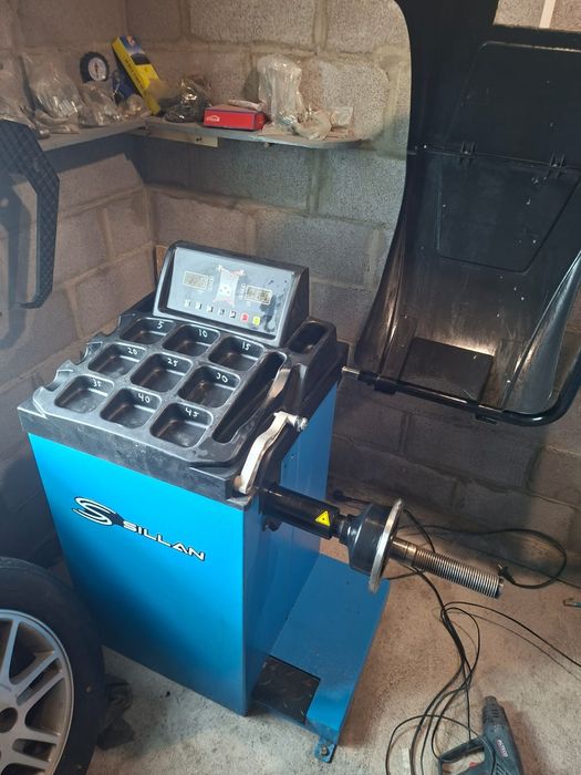 Продам. Шиномонтаж. Балансир. Компрессор. Домкрат.