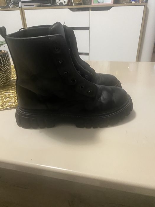 Vand Ghete marimea 34 la pretul de 45 lei