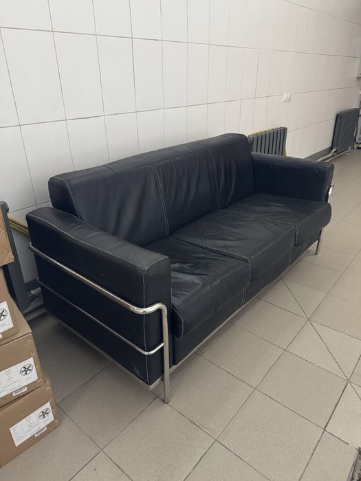 Диван Кожаный трех местный