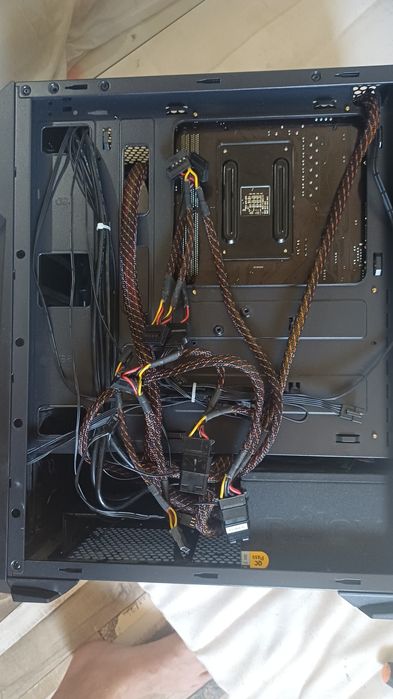 Vand Pc pe Componente Ryzen 5  Rami Corsair DDR4 16GB SSD NVME M2 1TB Carcasa Aqirys Canopus