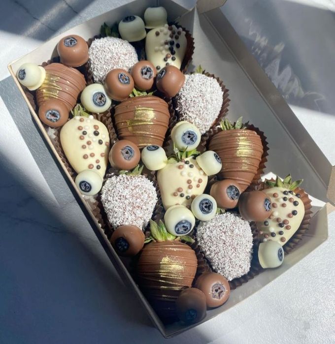 Финики/голубика / клубника в шоколаде