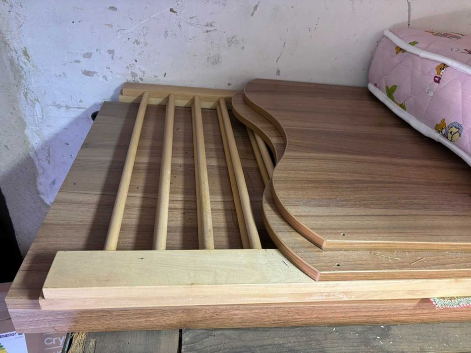 Детско дървено стабилно и елегантно креватче с двулицев матрак 120/ 60