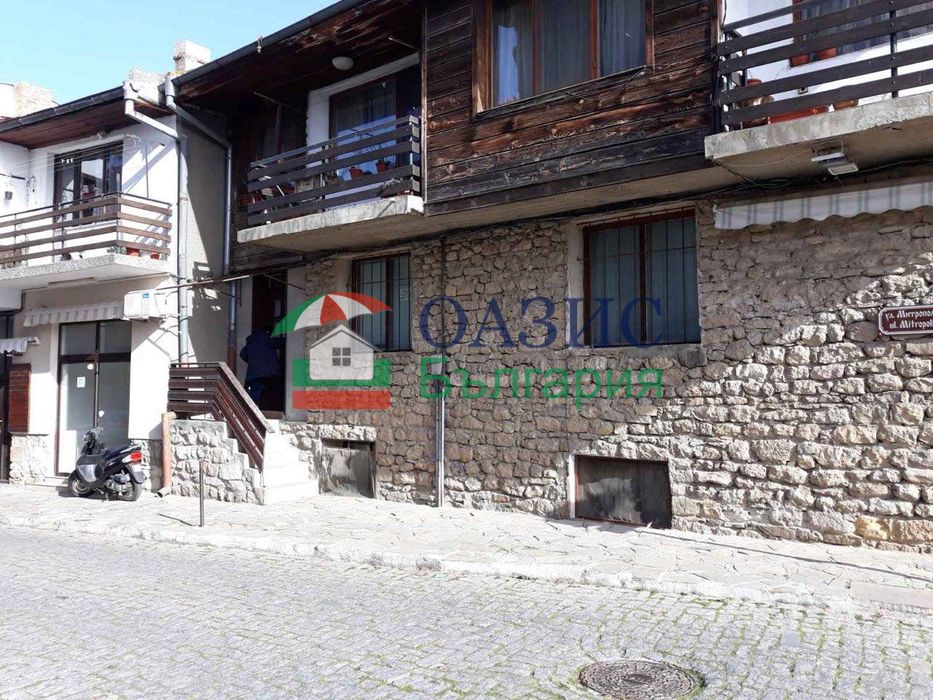Половината от двуетажна къща в Стария град на Несебър,188 кв. м + двор