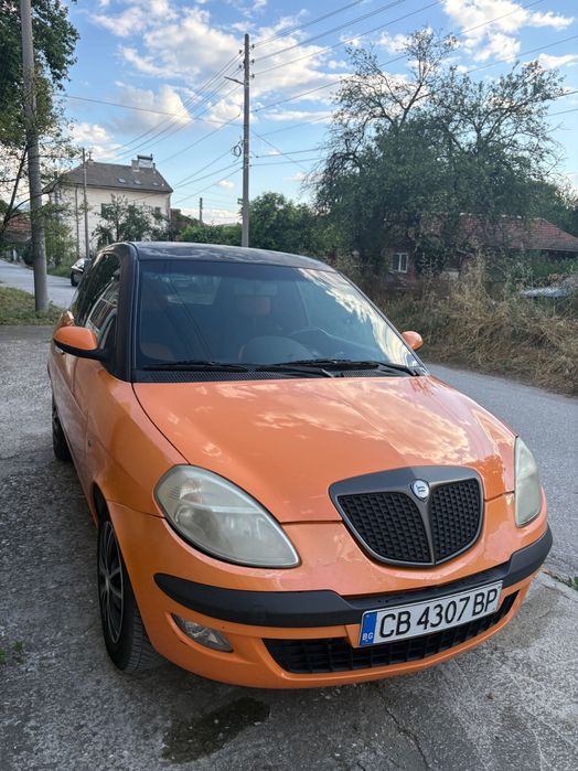 Автомобил Lancia Ypsilon