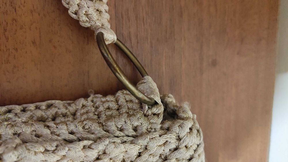 Дамска чантичка ръчно плетена на една кука