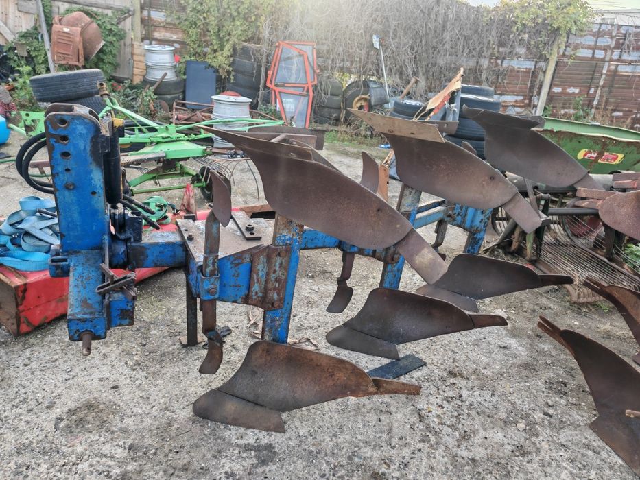 Plug reversibil hidraulic 3 brazde